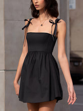 Kurzes Camisole-Kleid mit gerafftem Knoten